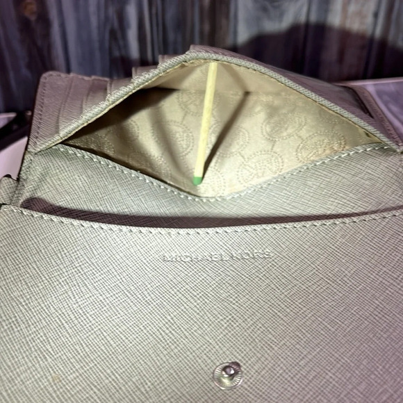 MICHAEL KORS BIFOLD SNAP WALLET/ WRISTLET in GUC - Picture 11 of 16